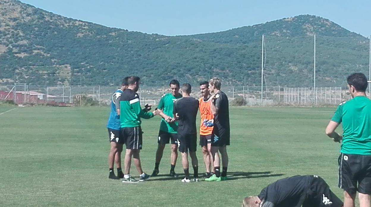 Los capitanes conversan con Francisco y el delegado, Julio Cruz