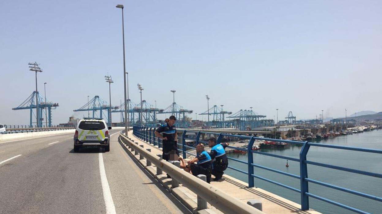 Agentes de la Policía Portuaria retienen al hombre junto al puente.