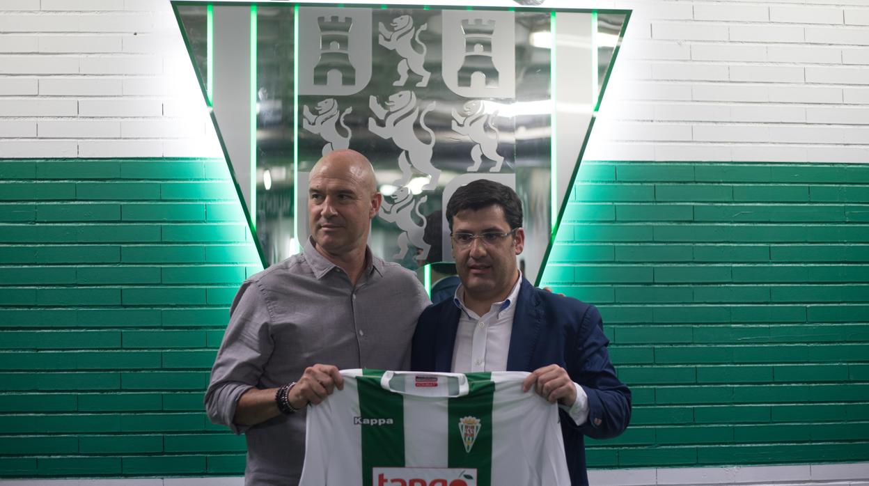 Rafael Berges y Jesús León posan con la camiseta del Córdoba CF en El Arcángel