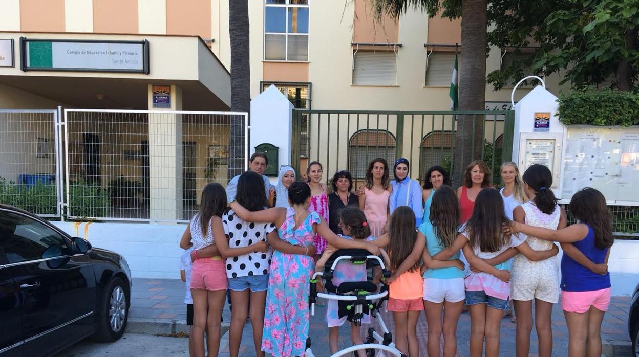 Elena con un grupo de compañeras y padres en la puerta del colegio