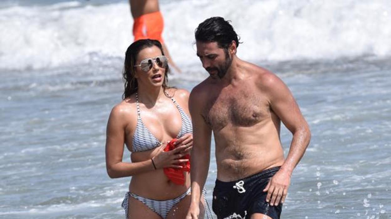 Eva Longoria y Pepe Bastón el año pasado en las playas de Marbella