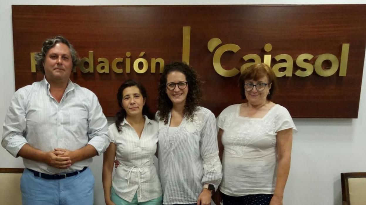 La hermana mayor, Rocío Arranz, la directora de la Fundación, Gloria Ruiz, y miembros de la Junta de Gobierno