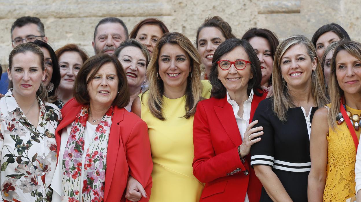 Susana Díaz este miércoles en el Parlamento junto a las consejeras de Igualdad e Interior