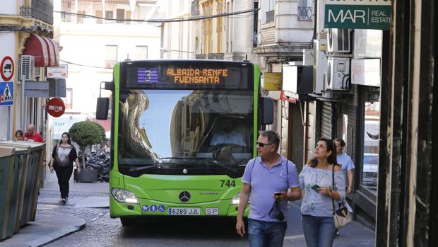 El Ayuntamiento comprará 16 autobuses híbridos para Aucorsa y vehículos para Sadeco por 12 millones