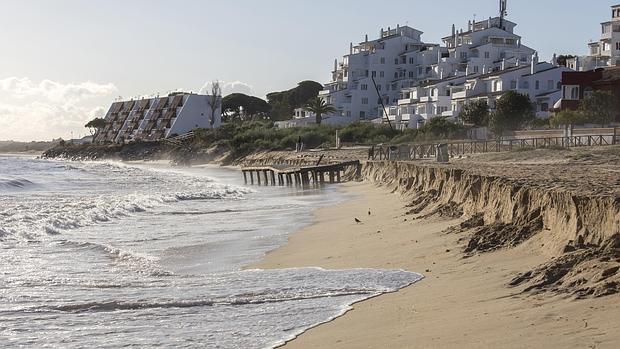 Promocionan el destino 'Huelva' entre los miles de viajeros de las estaciones de Atocha y Santa Justa