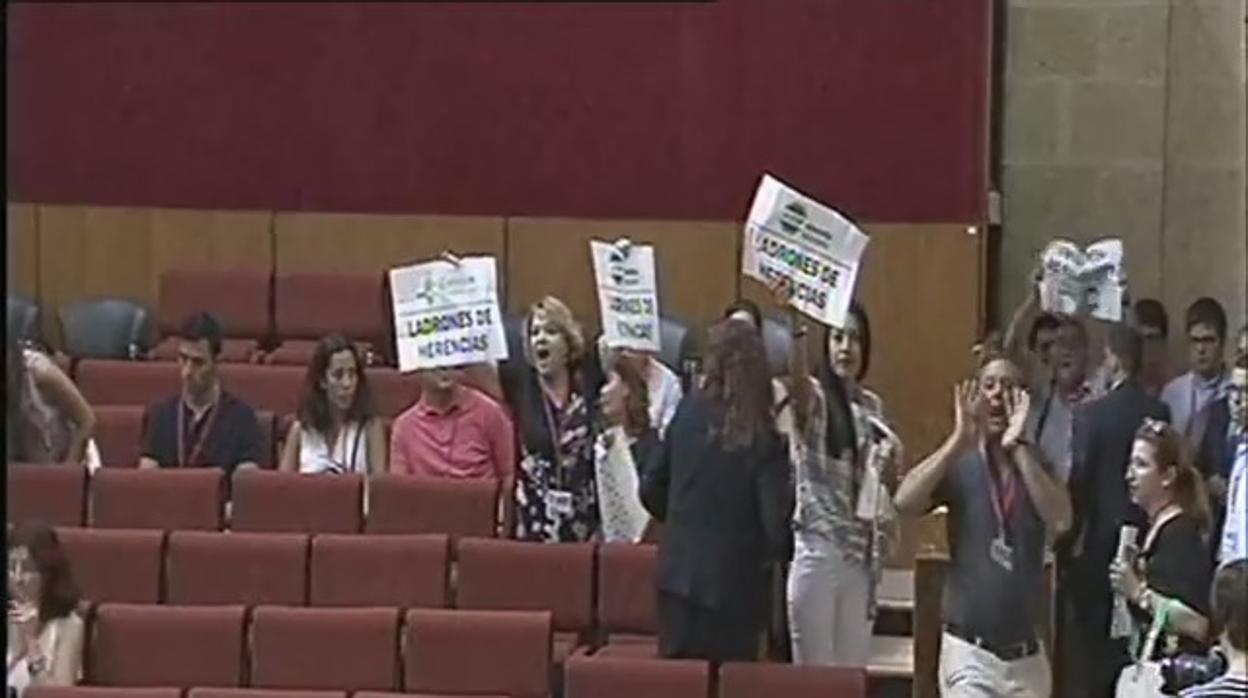 Momento de la desalojo de los afectados por el impuesto de sucesiones en el Pleno del Parlamento