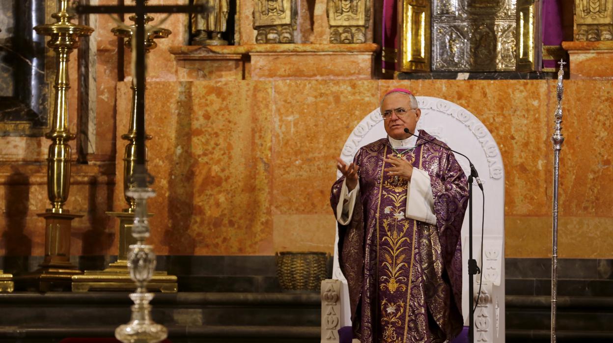 El obispo de Córdoba, Demetrio Fernández, durante una misa en la Catedral