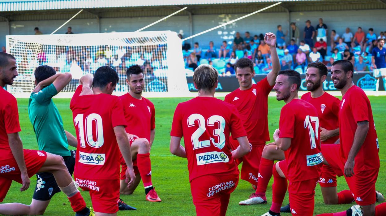 Los jugadores del Córdoba CF estiran en el Campo del Baltar