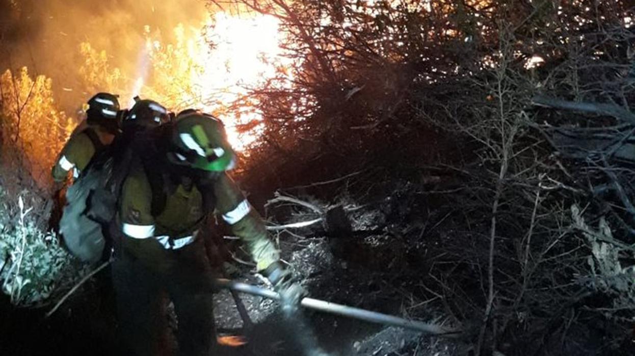 Los bomberos trabajando la pasada noche en el incendio de Casares