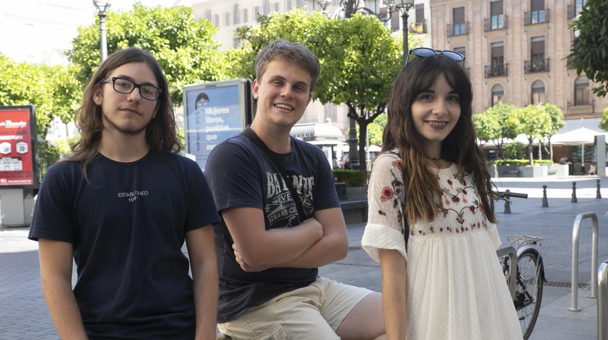 Tres estudiantes galardonados, en la plaza de Las Tendillas