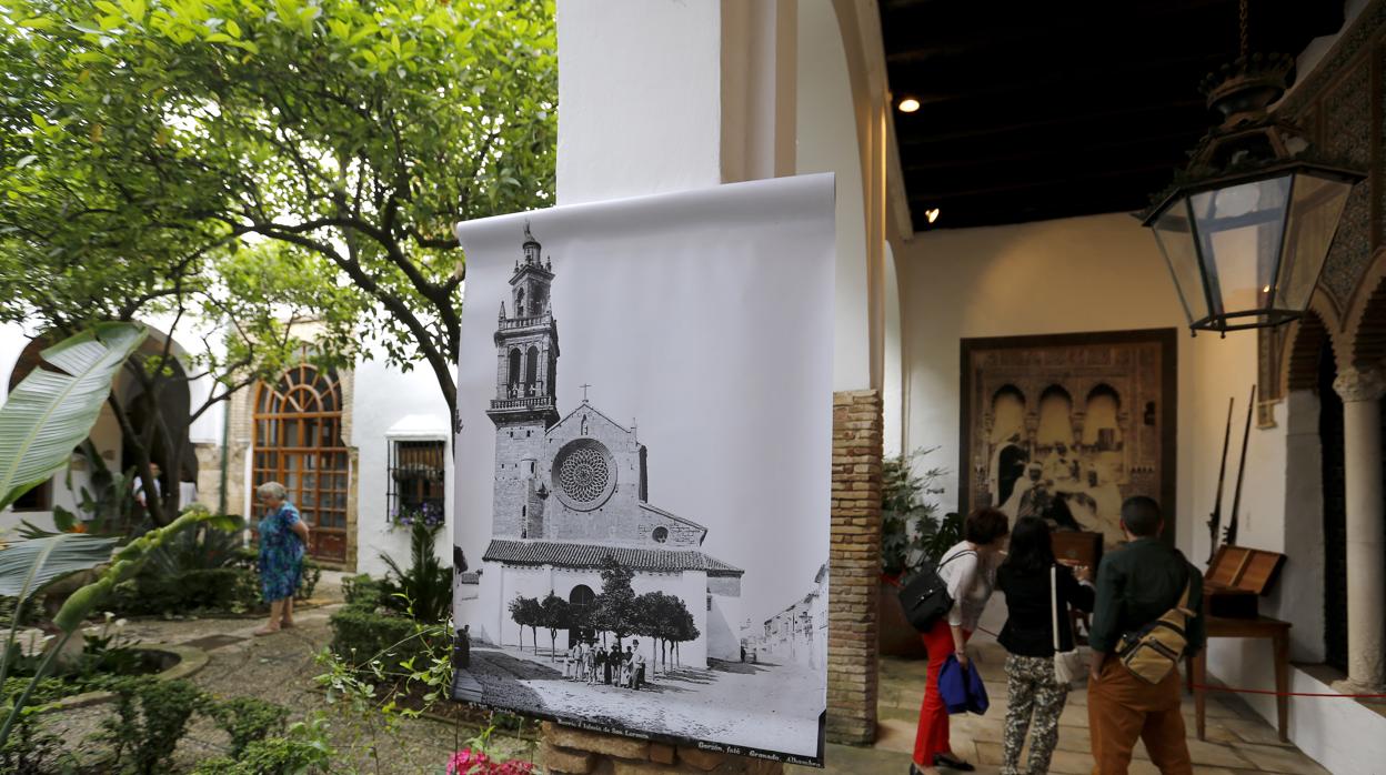 Una exposición en el patio interio del Archivo Municipal