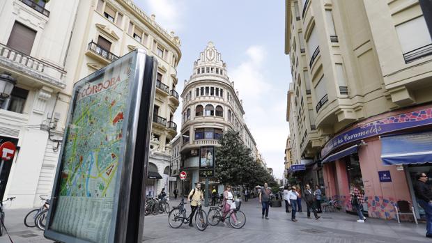 Personas caminan por la plaza de Las Tendillas