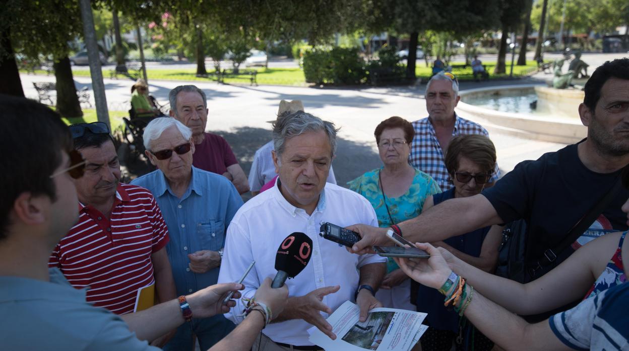 El viceportavoz del PP, Salvador Fuentes, con vecinos de la Fuensanta