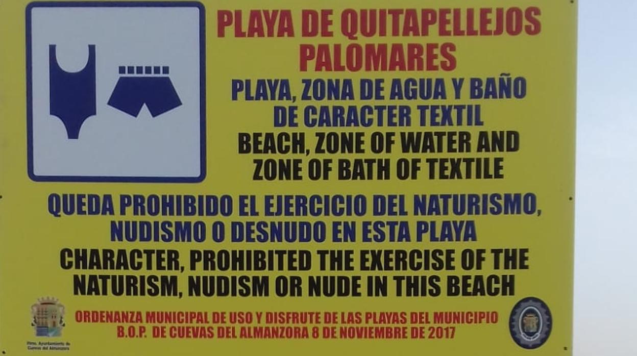 Cartel que informa sobre la prohibición del ejercicio del naturismo en la playa de Palomares.