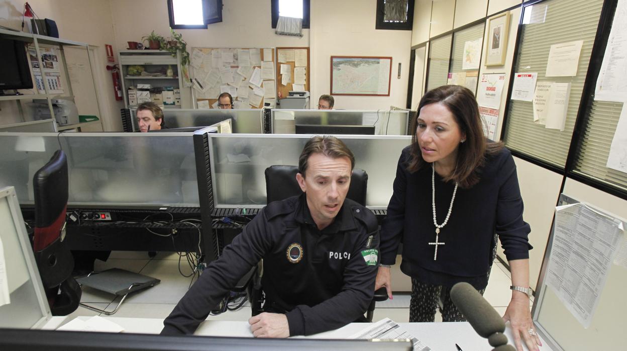 Carmen Sousa en la sede de la Policía Local