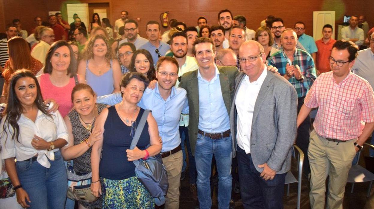 Pablo Casado y Javier Márquezz, junto a militantes del PP