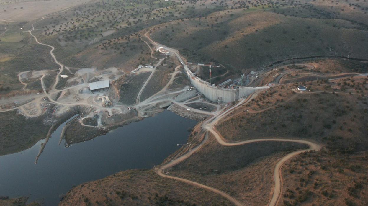 Vista aérea de las obras de construcción del pantano de La Colada, en el año 2005