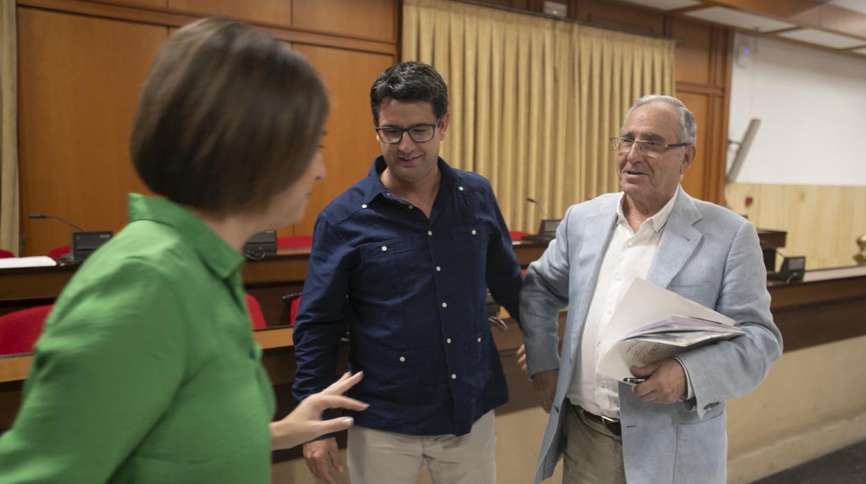 Pedro García conversa con Isabel Ambrosio y José Luis Vilches en un Pleno