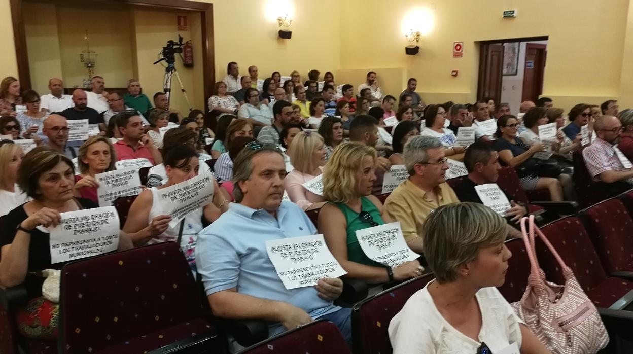 Protesta de los empleados del Ayuntamiento en el último pleno de Lucena