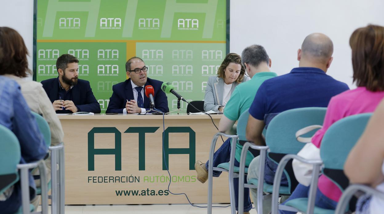 El presidente de ATA, Lorenzo Amor, en la sede de la asociación