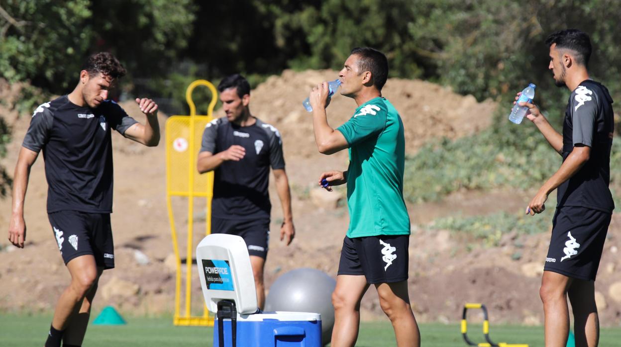 Los jugadores y el técnico del Córdoba se refrescan