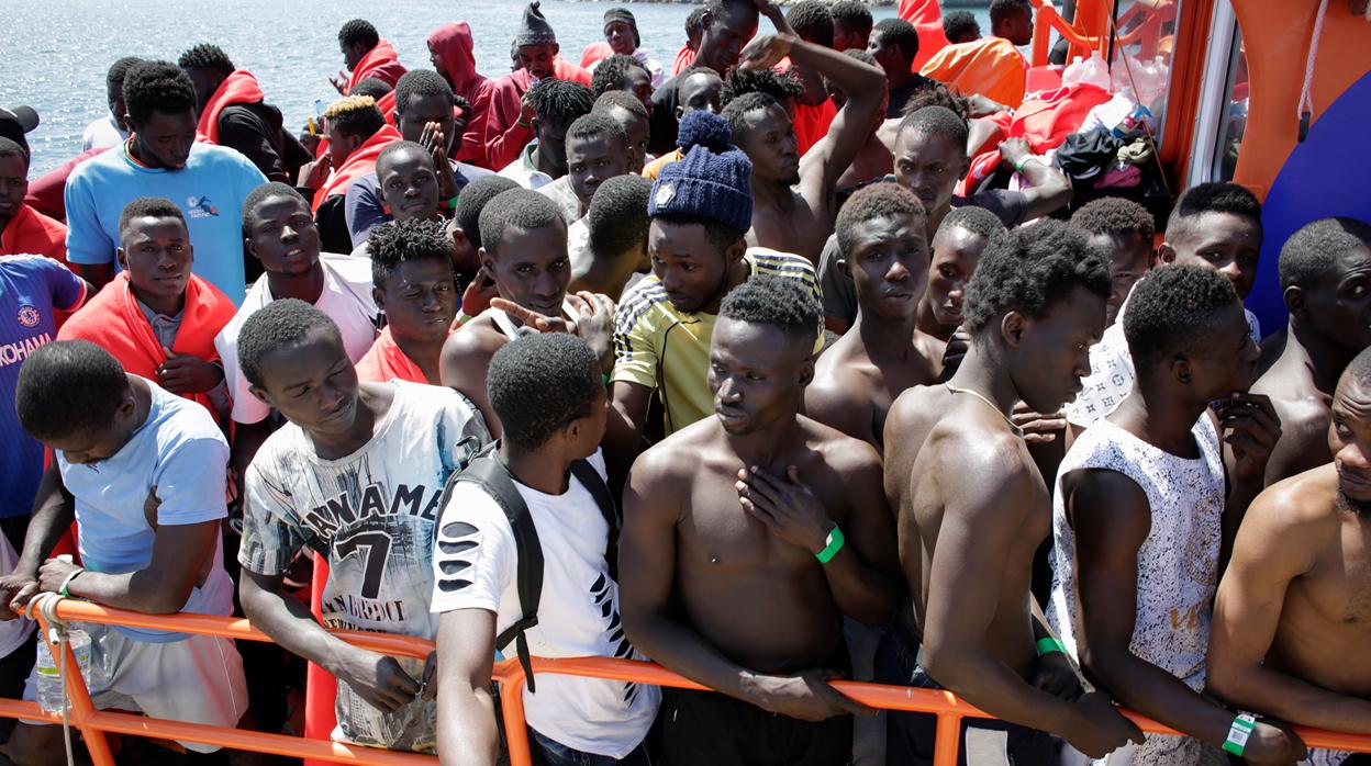 Algunos de los centenares de inmigrantes llegados al viernes a Algeciras y Tarifa.