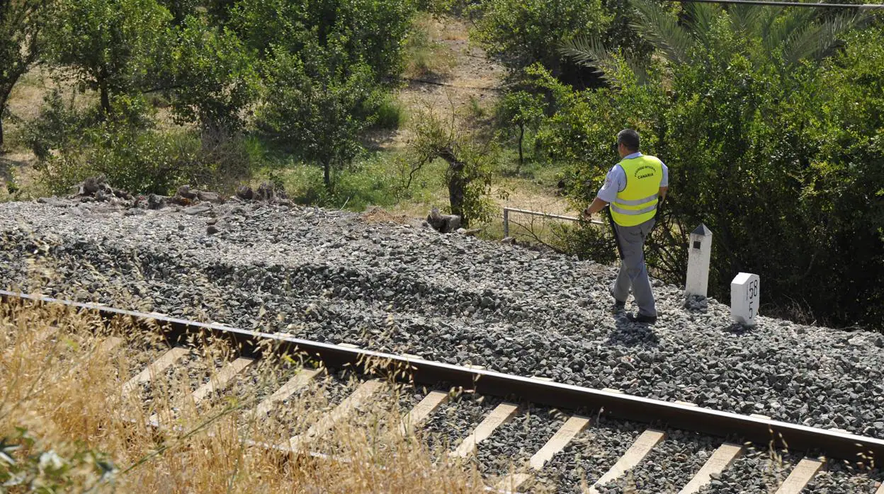 Punto de las vías del tren donde apareció el cadáver de la niña Lucía Vivar
