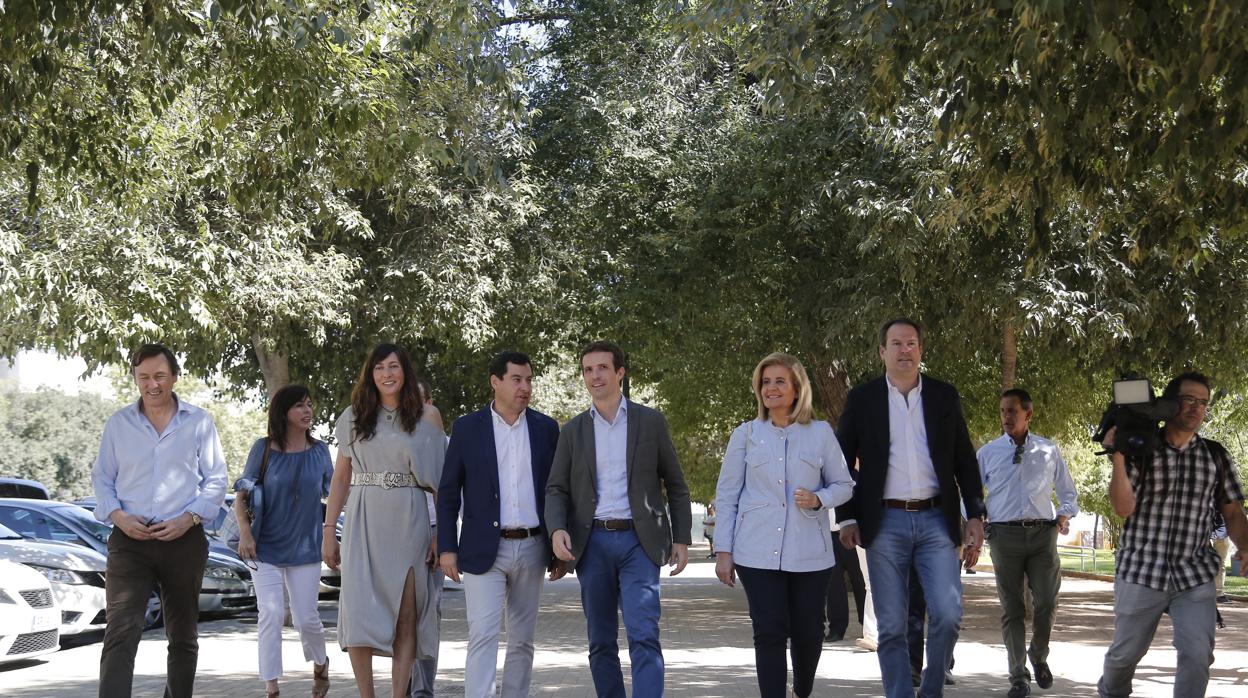 Casado junto a Juanma Moreno, Adolfo Molina, Fátima Báñez, Loles López y Rafael Hernando este sábado en Córdoba