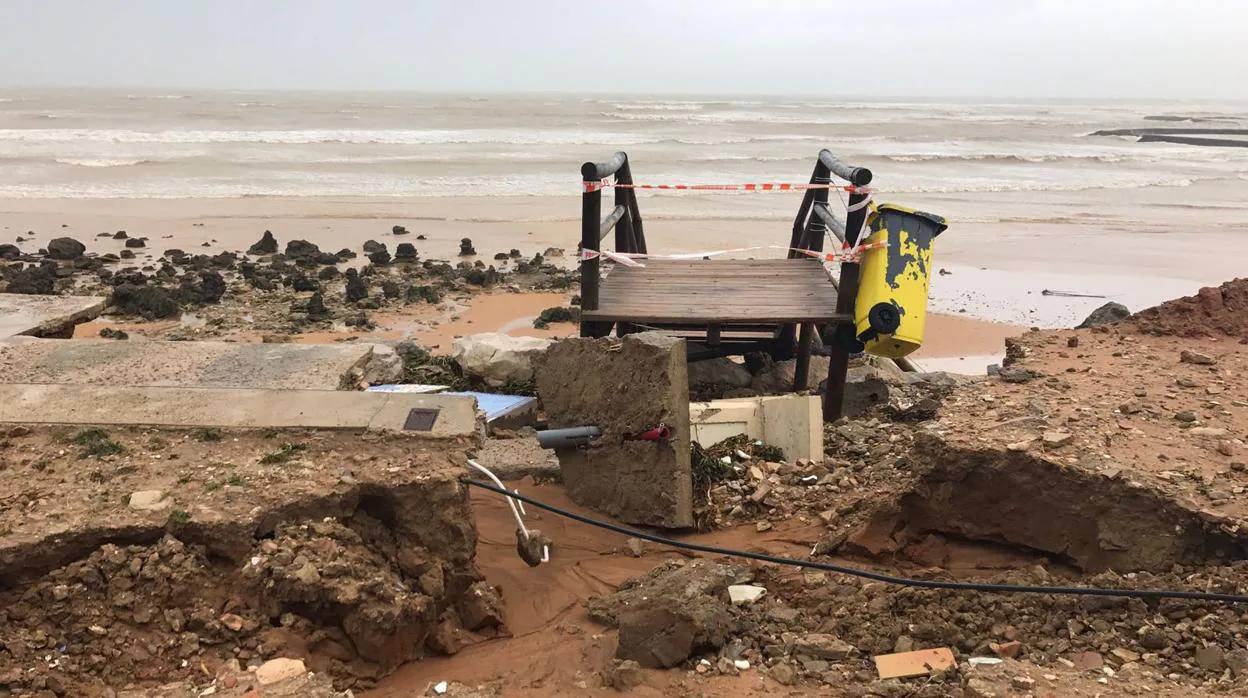 La playa de Montijo presenta graves desperfectos que no han sido reparados aún