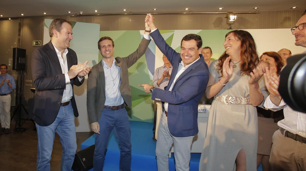 Moreno levante el brazo de Casado en presencia de Molina, López y Maroto este sábado en Córdoba