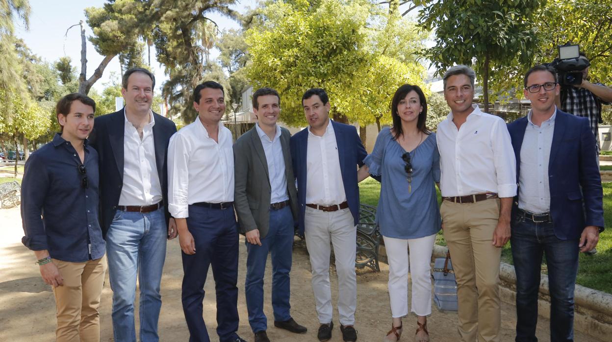 Casado junto a Juanma Moreno y los alcaldes de Cabra, y Pozoblanco, Bellido, Molina, Ceballos y Lorite