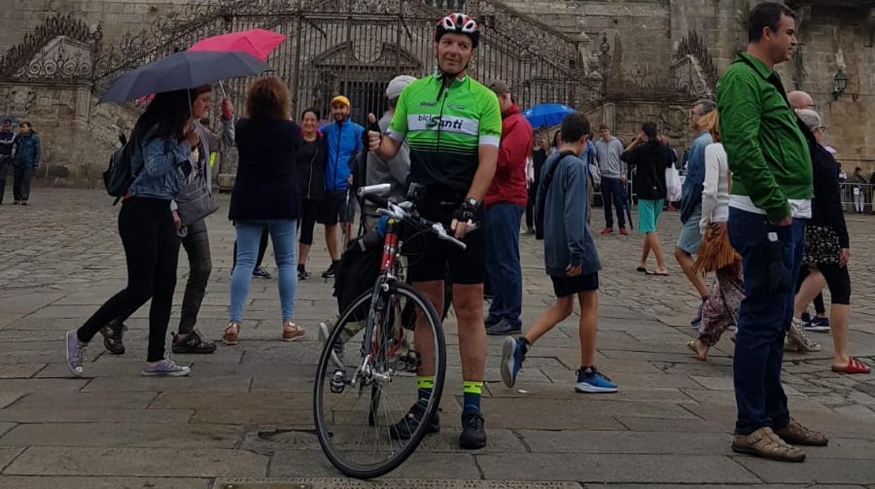 José Rodríguez ante la Catedral de Santiago