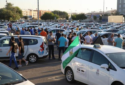 Unos 200 taxistas protestan en Córdoba con una marcha lenta por las licencias VTC