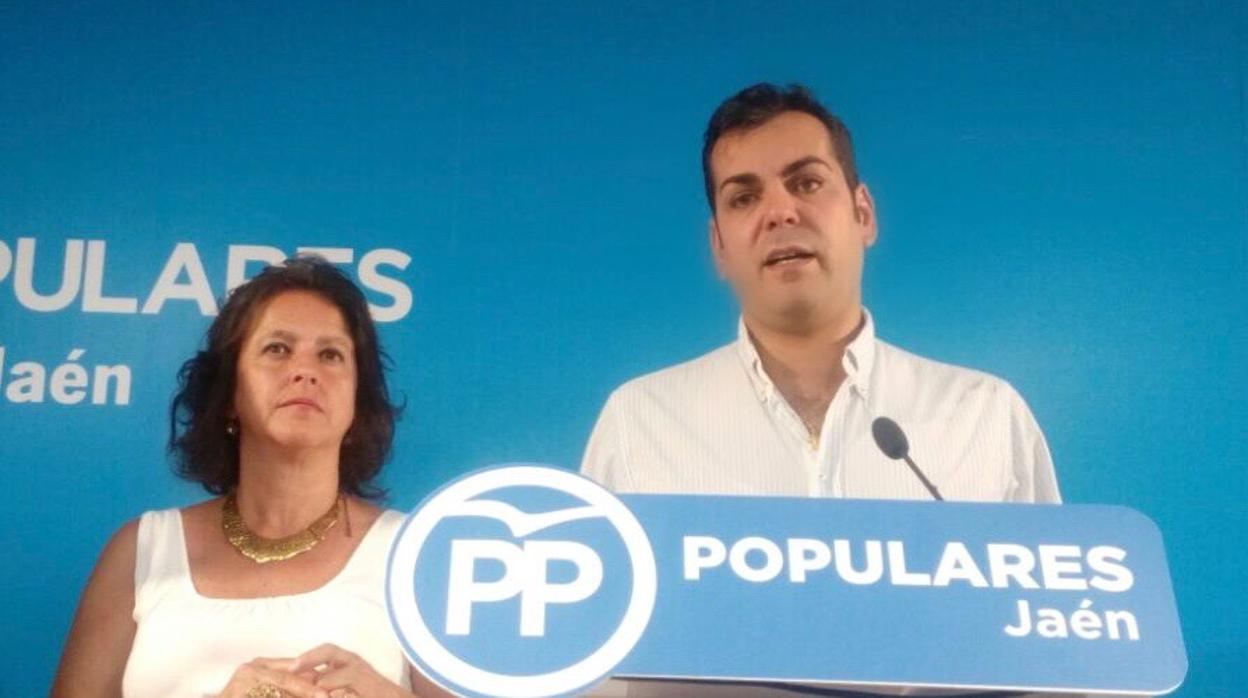 Catalina Garcia, portavoz de sanidad del PP andaluz, y Juan Diego Requena, presidente provincial