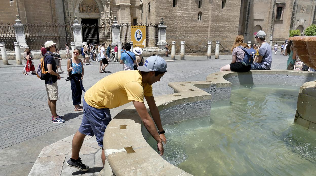 Las altas temperaturas obligan a los transeúntes a buscar zonas para refrescarse