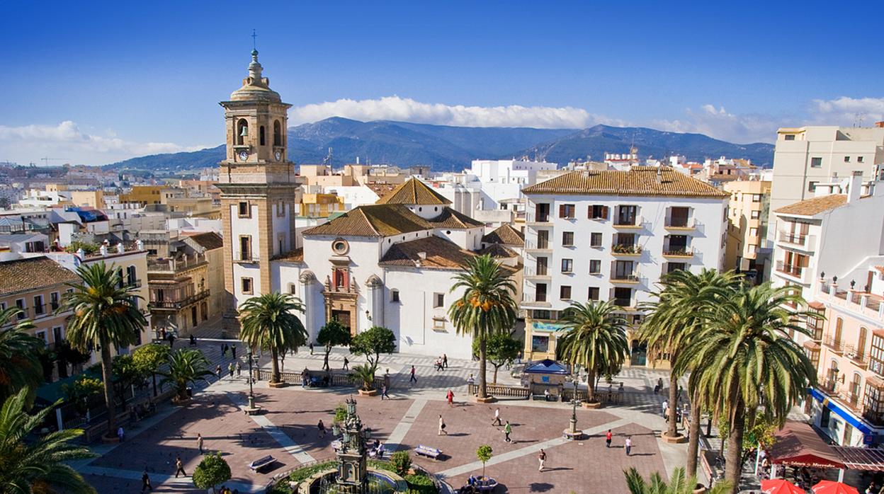 Imagen de la Iglesia de la Palma y de la plaza Alta de Algeciras.