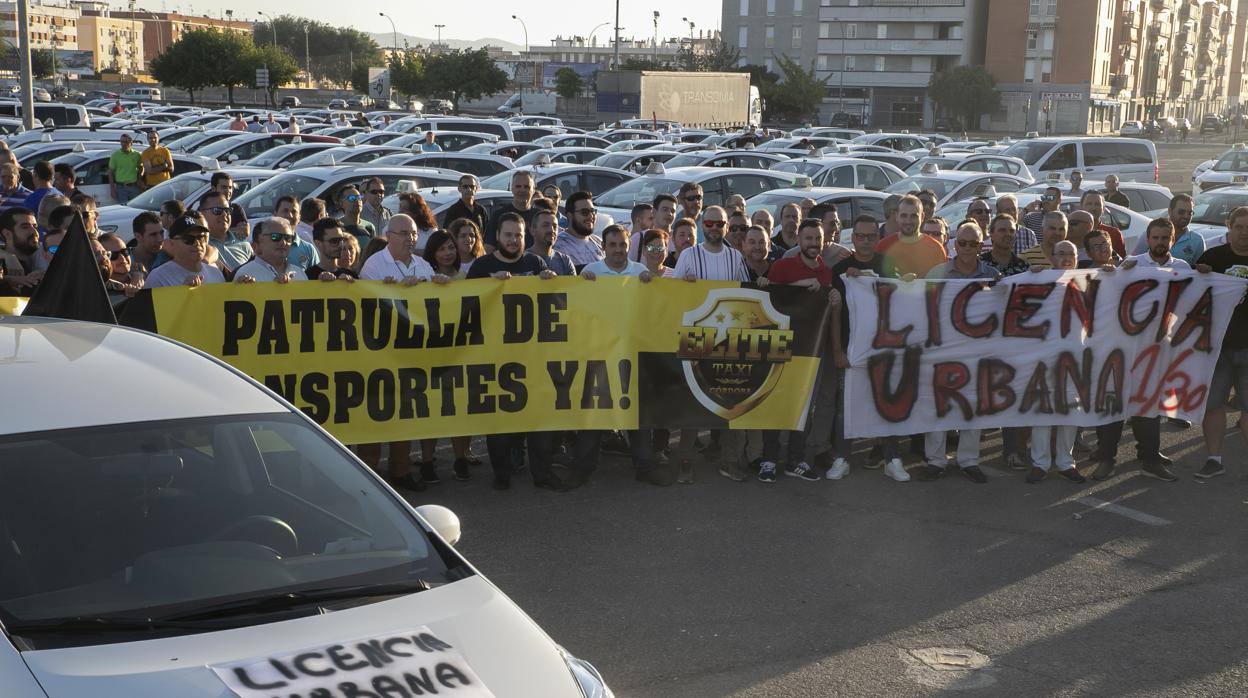 Los taxistas durante la protesta celebrada el lunes 30 de julio