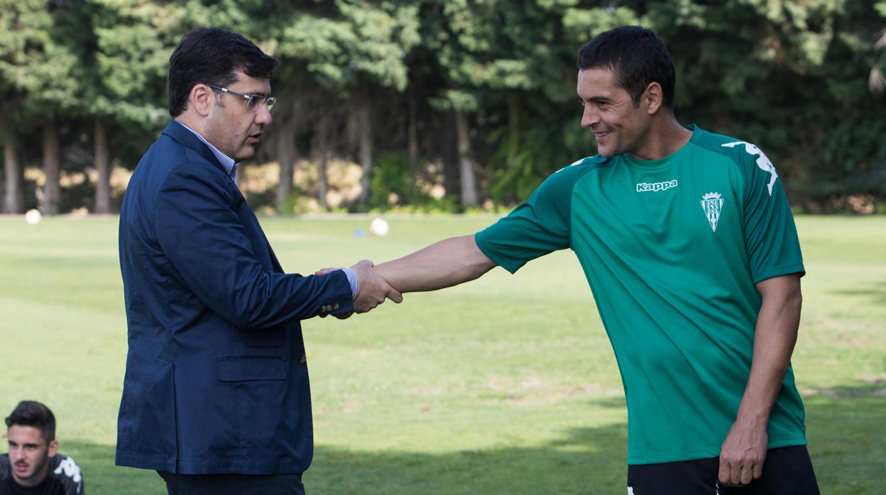 Francisco saluda a Jesús León en el primer entrenamiento