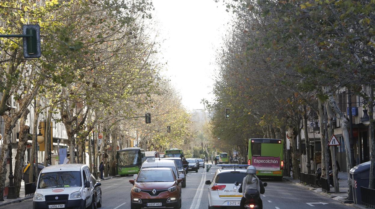 Vehículos a su paso por la avenida Ronda de los Tejares