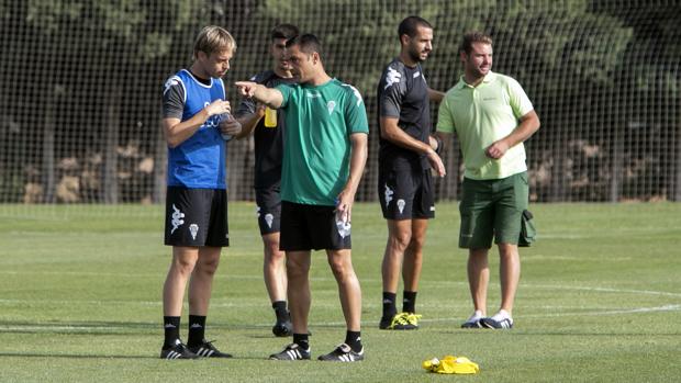 Córdoba CF | Rostros serios e incertidumbre durante la sesión de trabajo dirigida por Francisco Rodríguez