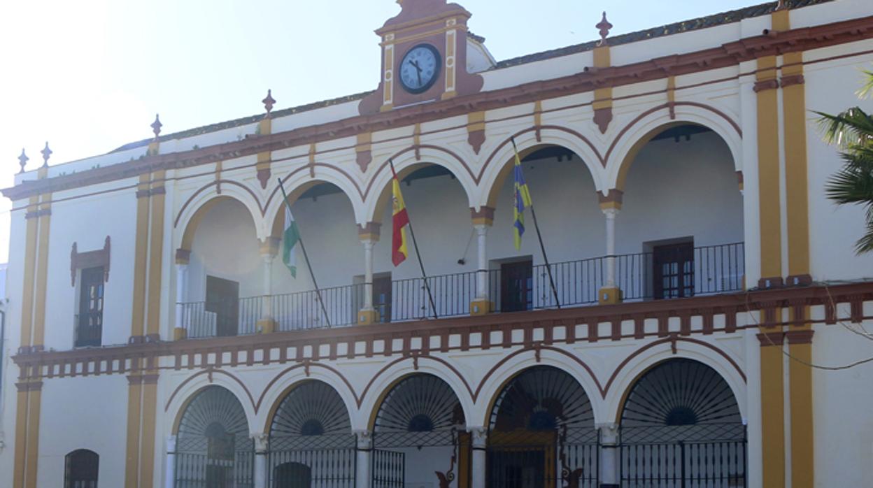 Fachada del Ayuntamiento de Moguer, localidad onubense donde ha ocurrido el suceso