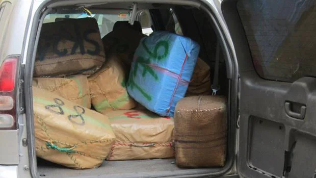 La Guardia Civil interviene 1,3 toneladas de hachís tras un alijo en La Línea