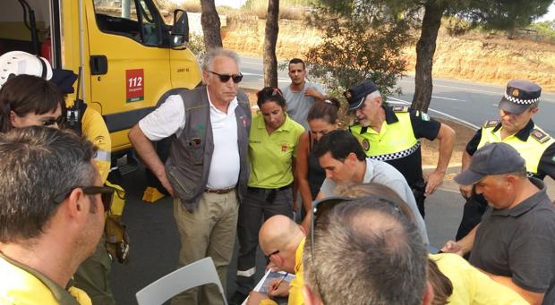 Veinte casas desalojadas y una carretera cortada por un incendio en Moguer, a las puertas de Doñana