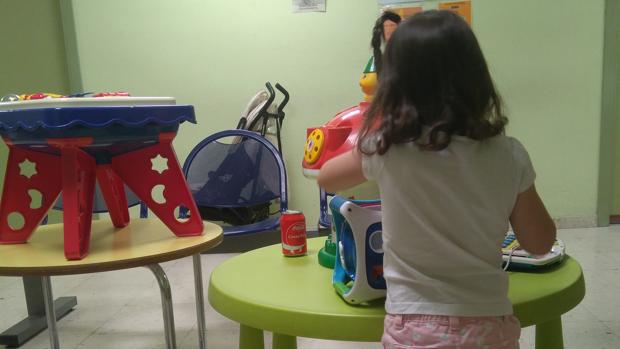 La niña con lesiones cerebrales de Málaga sin terapia tendrá tratamiento en agosto