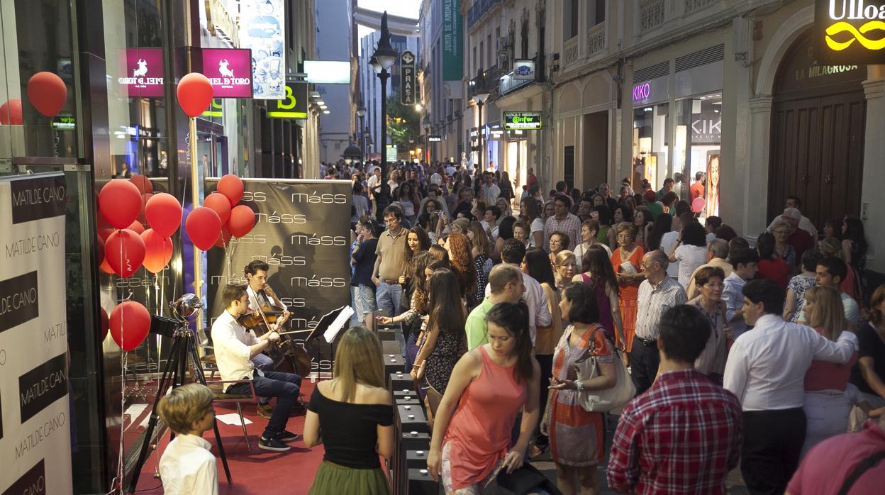 Cordobeses pasean durante una shopping night celebrada en Córdoba