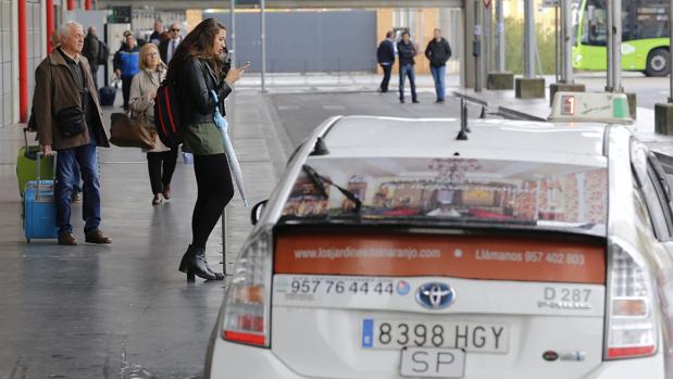 El precio para adquirir una licencia de taxi en Córdoba alcanza los 90.000 euros, según los conductores