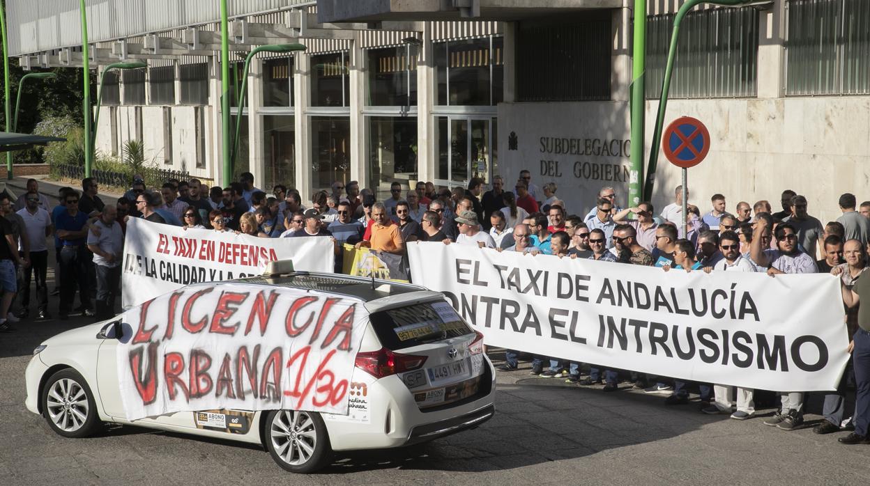 Manifestación de ltaxistas en la Subdelegación del Gobierno