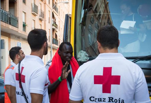 Voluntarios de Cruz Roja recibiendo a los inmigrantes