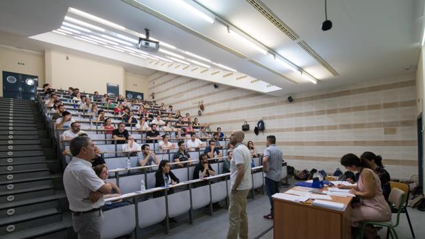 Un fallo de Educación deja en el aire el destino de los profesores de Secundaria en Andalucía