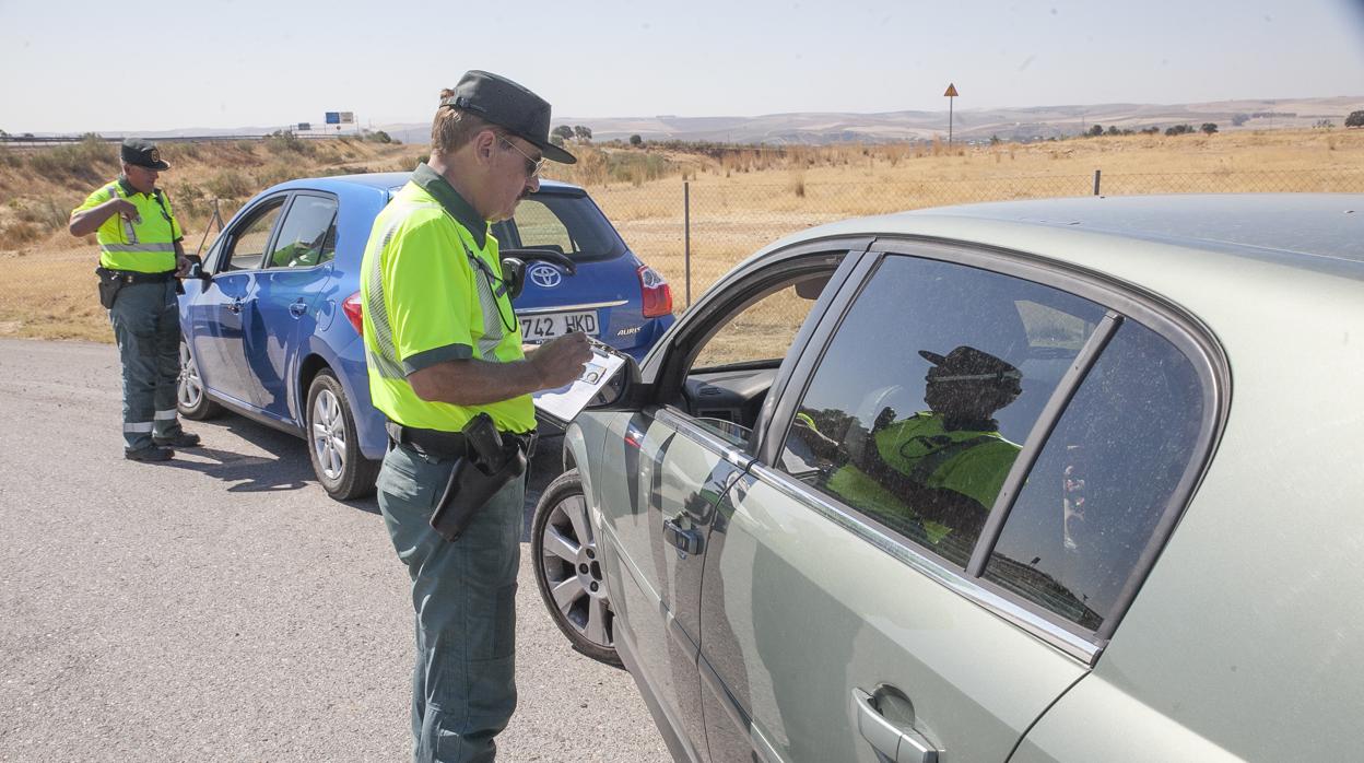 Una patrulla de la Guardia Ciivil en un control